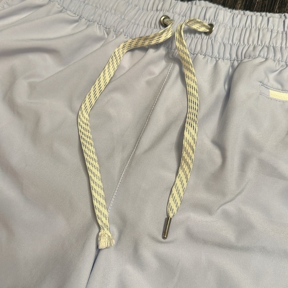 Vuori Women’s Clementine Short 2.0 4” Inseam in Periwinkle, Size Large - Picture 5 of 14